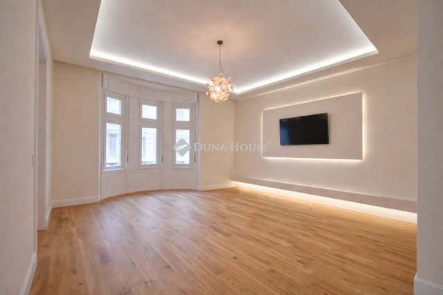 Eladó téglalakás, Budapesten, VI. kerületben 157 M Ft, 2 szobás