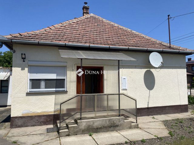 Eladó családi ház, Kunszentmiklóson 29.9 M Ft, 2 szobás