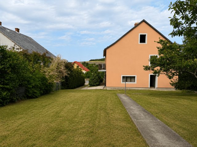 Eladó családi ház, Veszprémfajszon 125 M Ft, 4+1 szobás