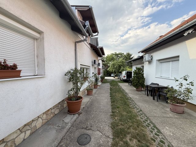 Eladó családi ház, Pécsett 269 M Ft, 12 szobás