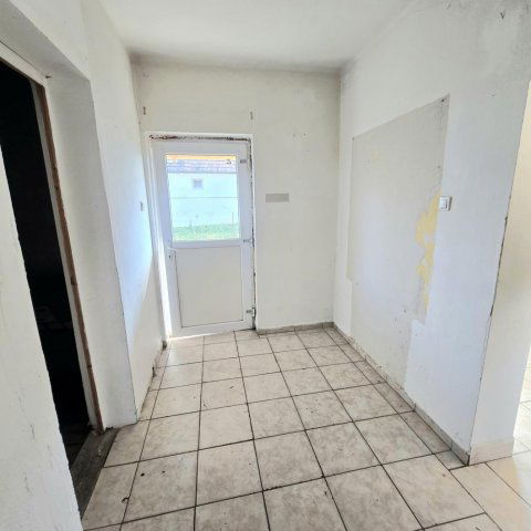 Eladó családi ház, Kisbéren 32 M Ft, 3 szobás