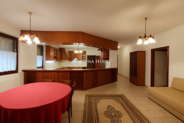 Eladó családi ház, Péterin 100 M Ft, 7 szobás