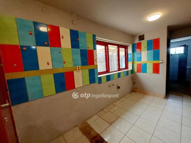 Eladó családi ház, Miskolcon 28 M Ft, 5+3 szobás