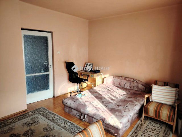 Eladó ikerház, Tatán, Honvéd utcában 49.9 M Ft, 3 szobás