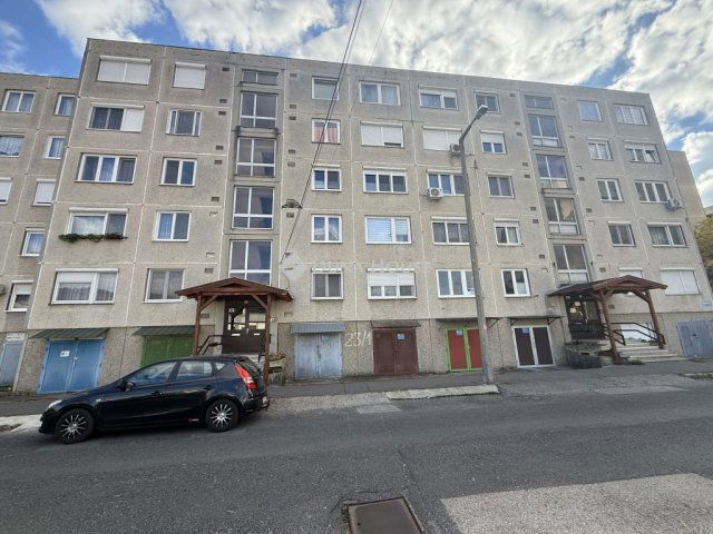 Eladó panellakás, Tatabányán 37.5 M Ft, 2 szobás