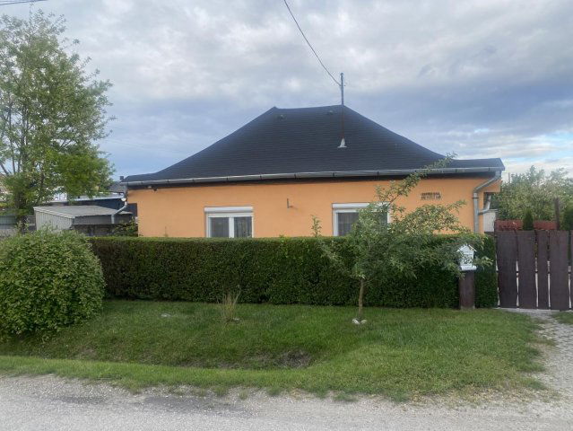 Eladó családi ház, Ácson 61 M Ft, 3 szobás