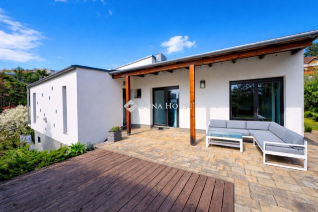 Eladó családi ház, Pécsett 219 M Ft, 5 szobás