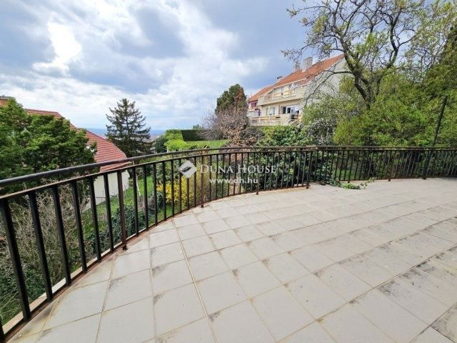 Eladó családi ház, Pécsett 134.9 M Ft, 5 szobás