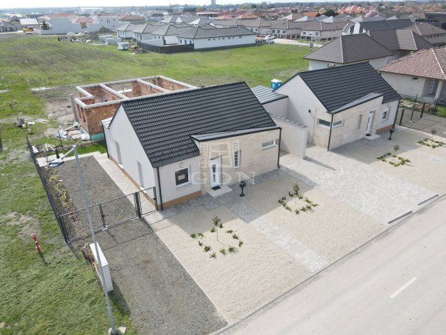 Eladó ikerház, Jászberényben 72 M Ft, 3 szobás