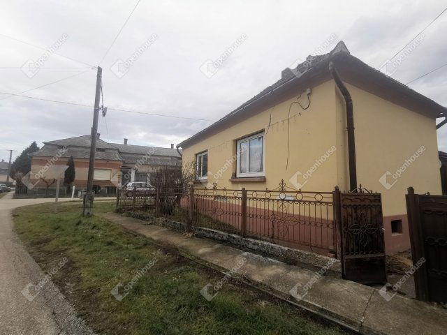 Eladó családi ház, Tótszentmártonon 8 M Ft, 5 szobás