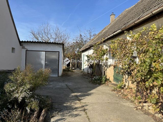 Eladó családi ház, Pakson 25 M Ft, 3 szobás