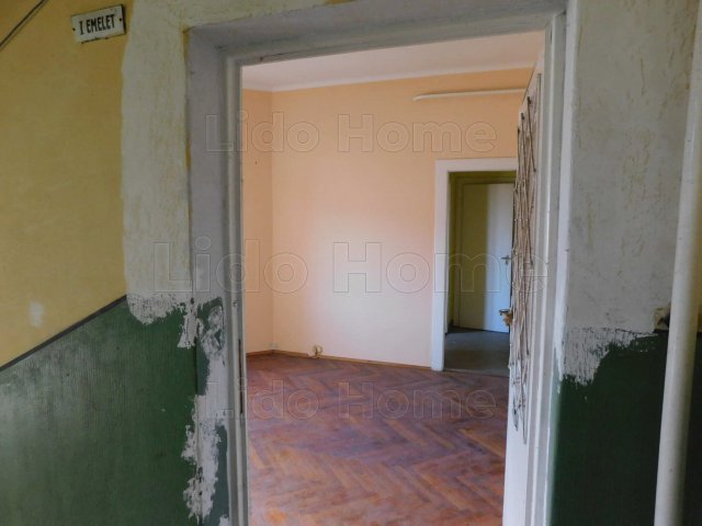 Eladó téglalakás, Győrött 44.99 M Ft, 9 szobás