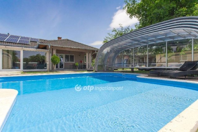 Eladó családi ház, Balatonfenyvesen 369 M Ft, 12 szobás