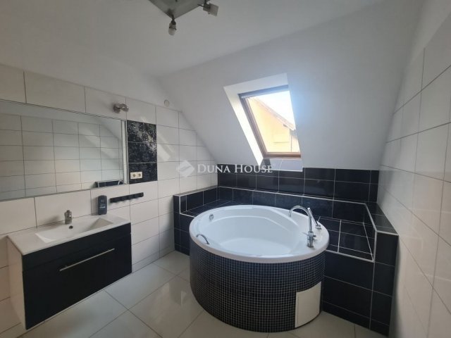 Eladó családi ház, Kerepesen 134.9 M Ft, 4 szobás