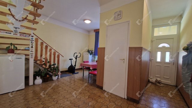 Eladó családi ház, Komáromban 62.9 M Ft, 4 szobás