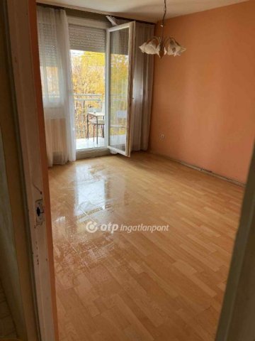 Eladó panellakás, Gyulán 30 M Ft, 1+2 szobás