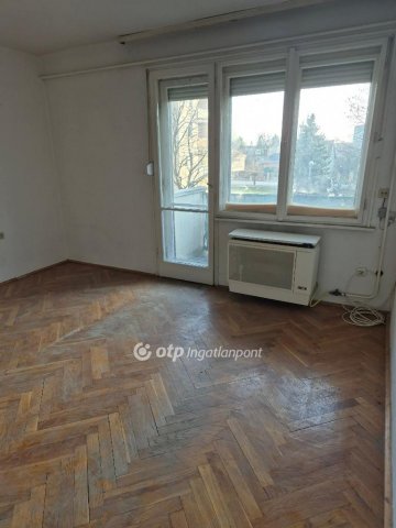 Eladó téglalakás, Pápán 34.99 M Ft, 2 szobás