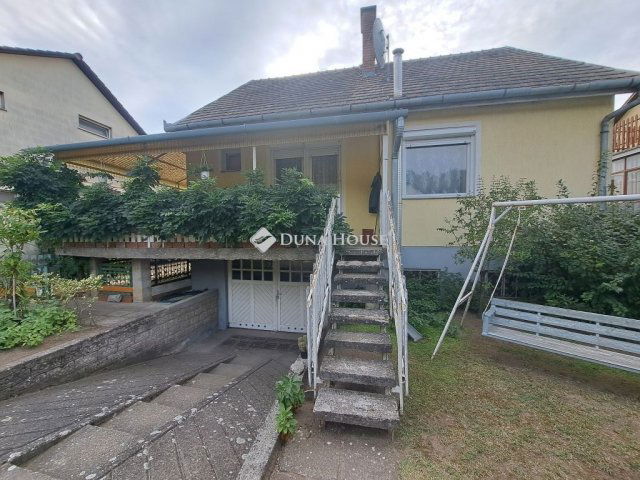 Eladó családi ház, Baján 59.8 M Ft, 4 szobás
