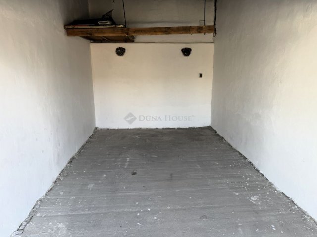 Eladó garázs, Békéscsabán, Széna utcában 4.9 M Ft