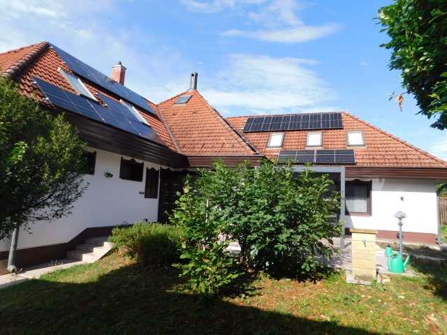 Eladó családi ház, Hévízen 149 M Ft, 6+1 szobás