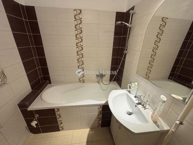 Eladó panellakás, Kecskeméten 52.9 M Ft, 3 szobás