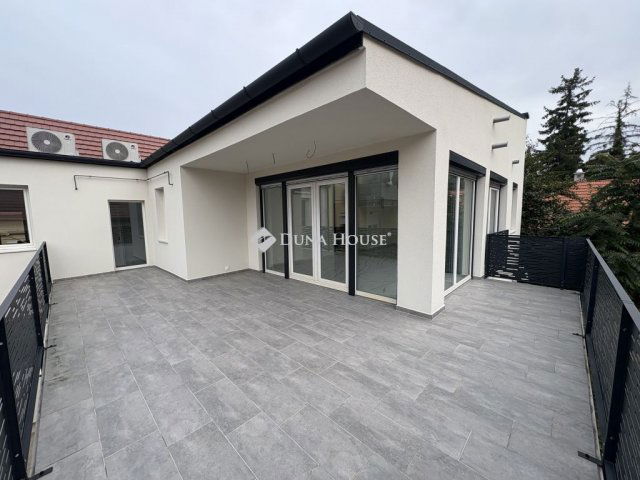 Eladó téglalakás, Pápán, Korona utcában 99 M Ft, 4 szobás