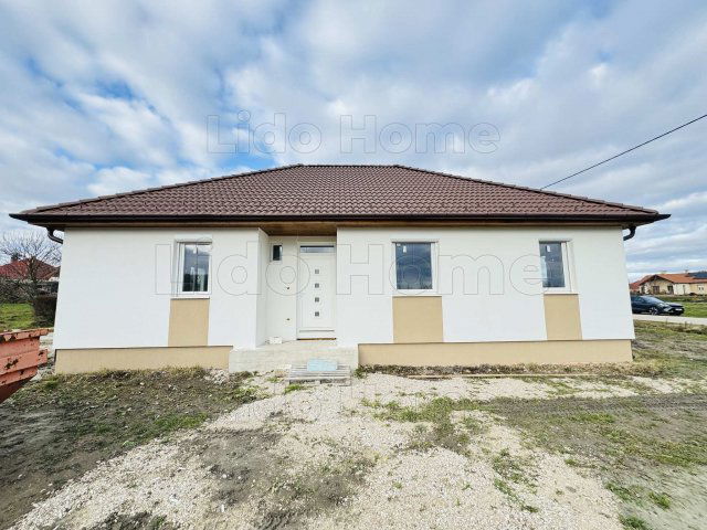 Eladó családi ház, Péren 89.9 M Ft, 4 szobás