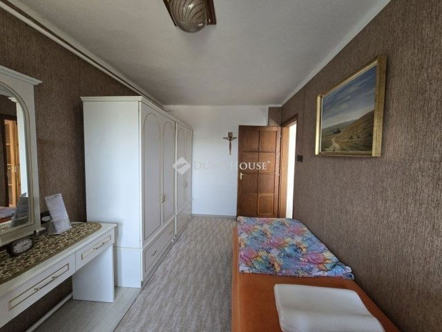 Eladó családi ház, Pécsett 149.9 M Ft, 6 szobás