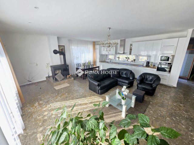 Eladó családi ház, Nagytarcsán 205 M Ft, 6 szobás