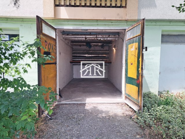 Eladó garázs, Szegeden, Ipoly soron 12.9 M Ft