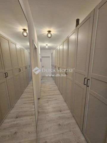 Eladó téglalakás, Pécsett 96.9 M Ft, 4 szobás