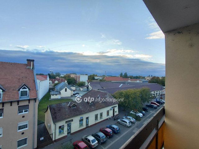 Eladó panellakás, Hatvanban 36.99 M Ft, 2+1 szobás