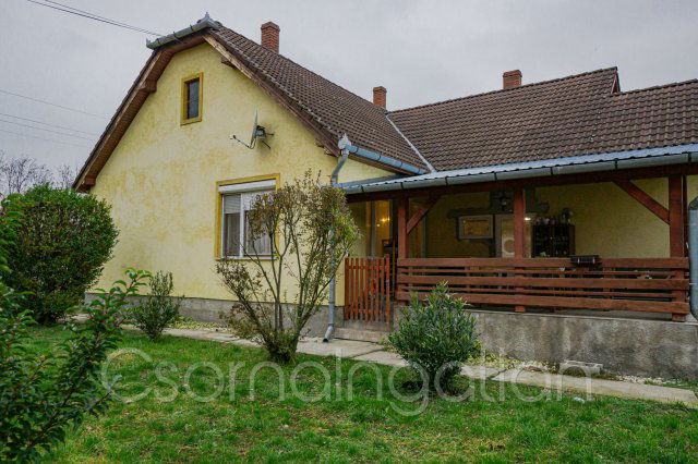 Eladó családi ház, Szanyon 65 M Ft, 3 szobás