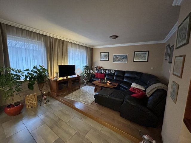 Eladó családi ház, Felcsúton 180 M Ft, 4 szobás
