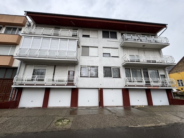 Eladó téglalakás, Baján 59.9 M Ft, 4 szobás