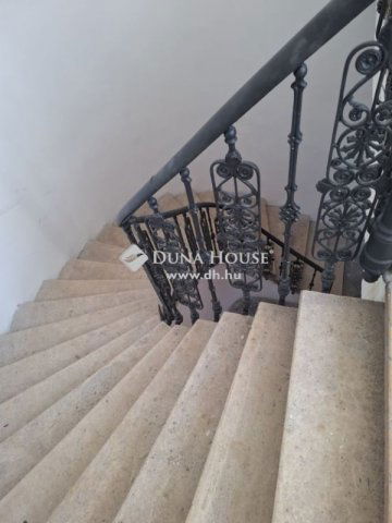 Eladó téglalakás, Pécsett 65 M Ft, 3 szobás