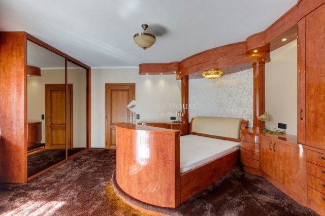 Eladó családi ház, Gödön 770 M Ft, 8+1 szobás