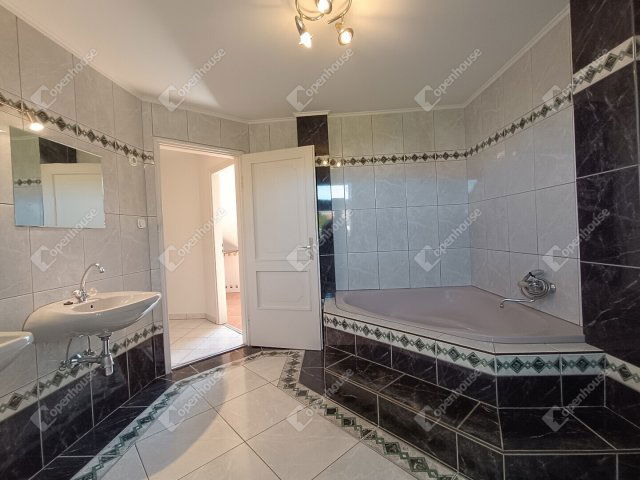 Eladó családi ház, Sopronban 119 M Ft, 7 szobás