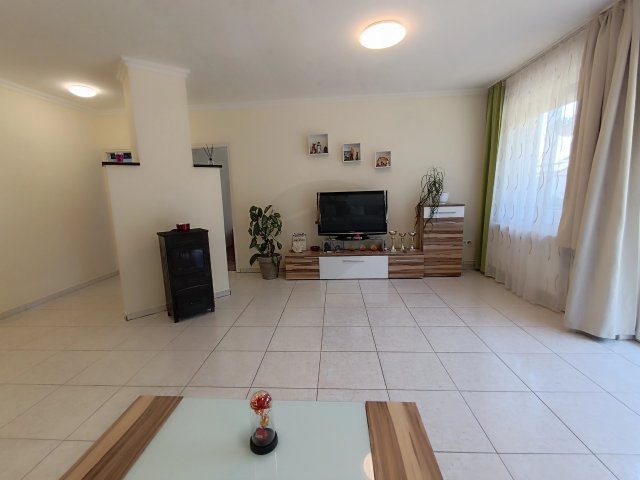 Eladó családi ház, Szadán 124.99 M Ft, 1+2 szobás