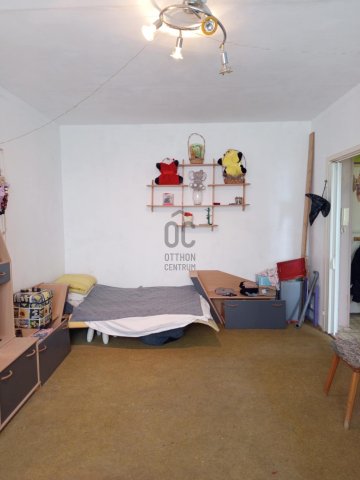 Eladó panellakás, Oroszlányban 26.5 M Ft, 2 szobás