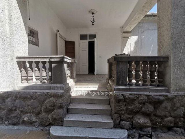 Eladó családi ház, Békéscsabán 80 M Ft, 4 szobás