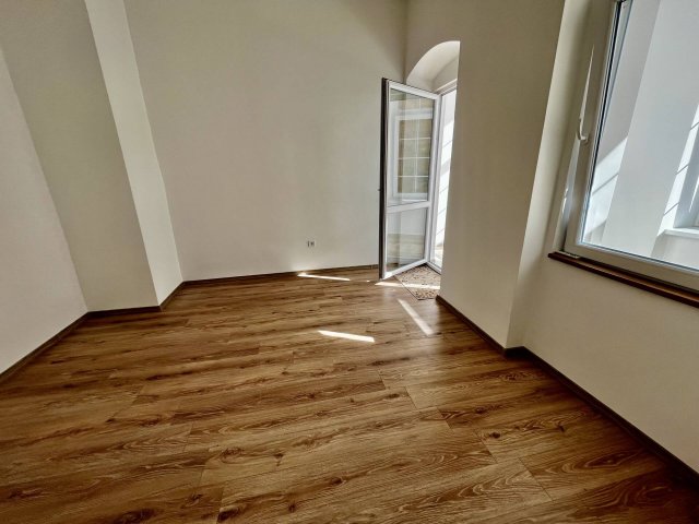 Eladó iroda, Pécsett 32.9 M Ft, 1 szobás / költözzbe.hu