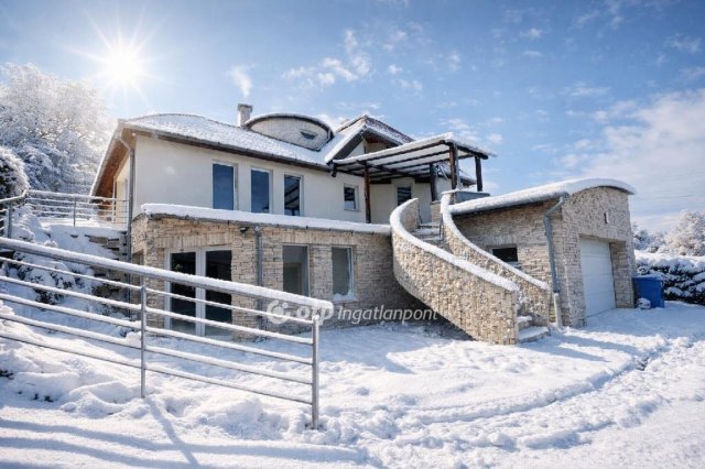 Eladó családi ház, Pécsett 379 M Ft, 5+1 szobás