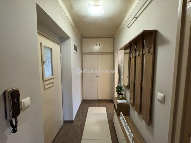 Eladó téglalakás, Pécsett 32.5 M Ft, 1 szobás