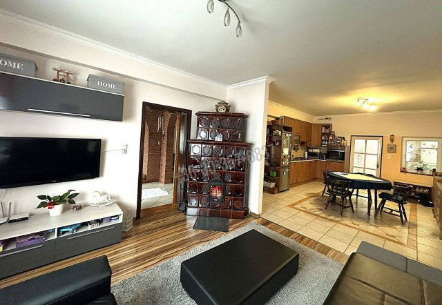 Eladó ikerház, Szatymazon 94.99 M Ft, 5+1 szobás