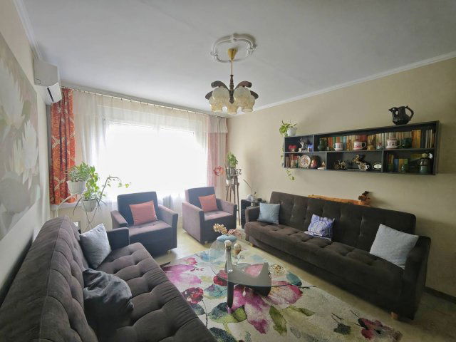 Kiadó panellakás, albérlet, Szegeden, Építő utcában, 4 szobás