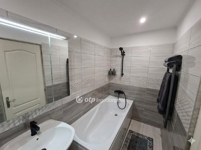 Eladó sorház, Nagykőrösön 35 M Ft, 2 szobás