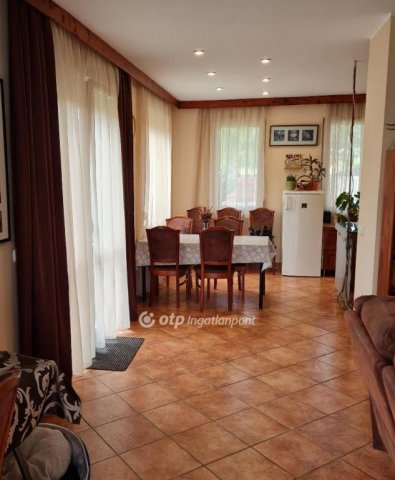 Eladó családi ház, Veszprémben 149.9 M Ft, 8+2 szobás