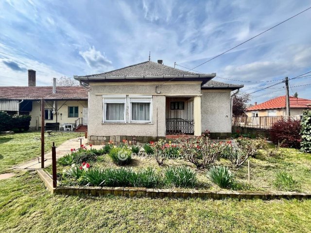 Eladó családi ház, Jászapátiban 18.99 M Ft, 4 szobás