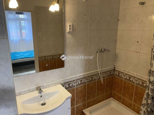 Eladó téglalakás, Budapesten, V. kerületben 65 M Ft, 1 szobás